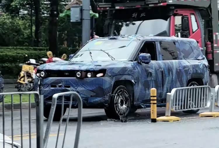 Fangchengbao Titanium 9 Interior Spy Shots Revealed: Long-Connected Screen Design Rivals Li Auto