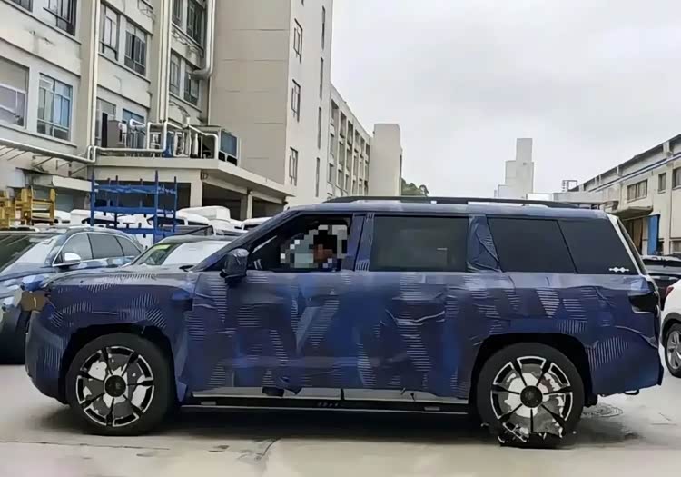 Шпионские фото интерьера Fangchengbao Titanium 9: дизайн длинного экрана конкурирует с Li Auto