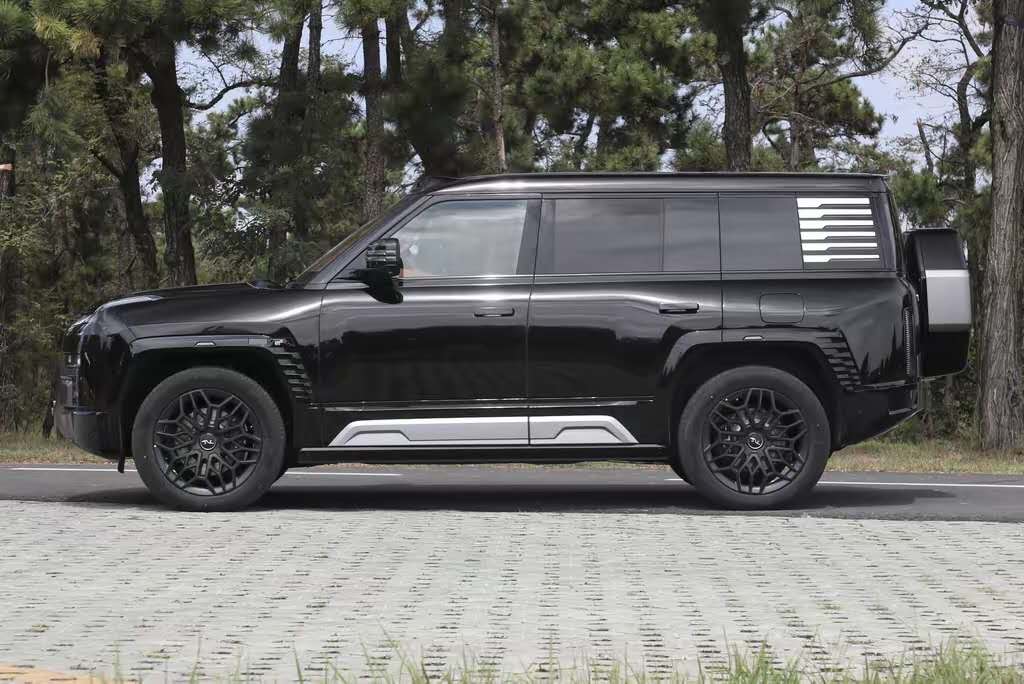 Yangwang U8 2023 EREV 4WD FGT, 180km 49.05kWh LFP Battery, 5-seater