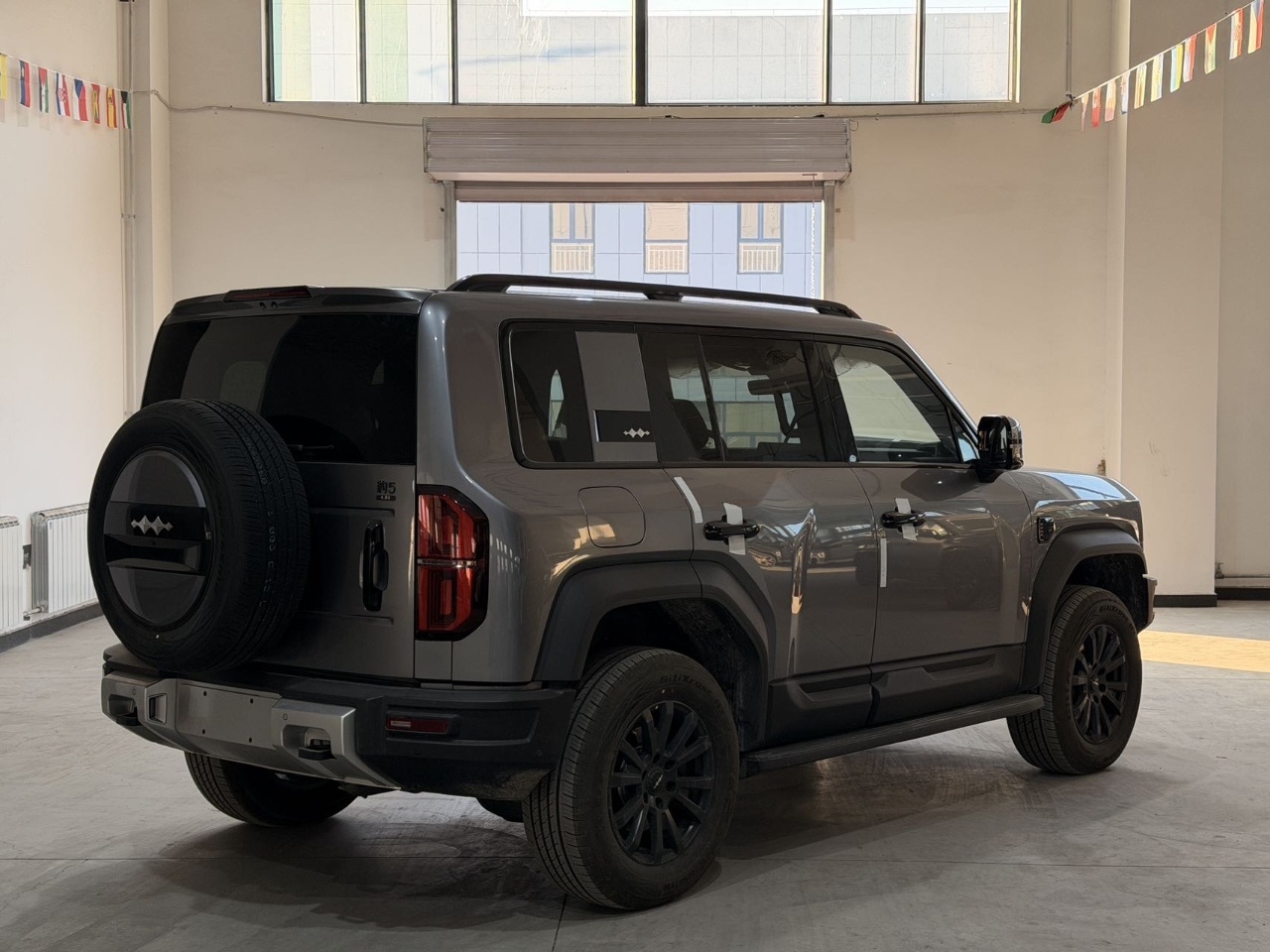 Fang Cheng Bao Leopard 5 2023 PHEV 4WD ECVT, 125km 31.8kWh LFP Battery, 5-seater V2