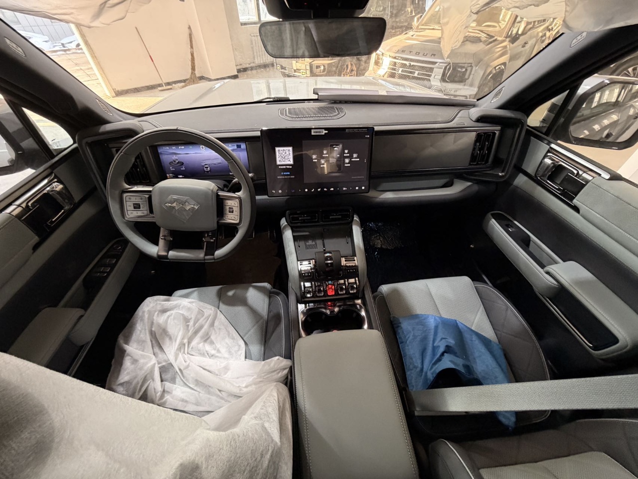 Fang Cheng Bao Leopard 5 2023 PHEV 4WD ECVT, 125km 31.8kWh LFP Battery, 5-seater V1