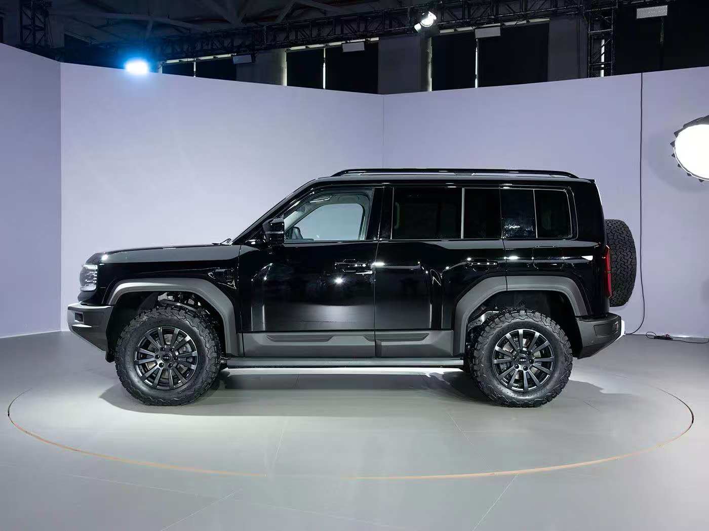 Fang Cheng Bao Leopard 5 2023 PHEV 4WD ECVT, 125km 31.8kWh LFP Battery, 5-seater V2