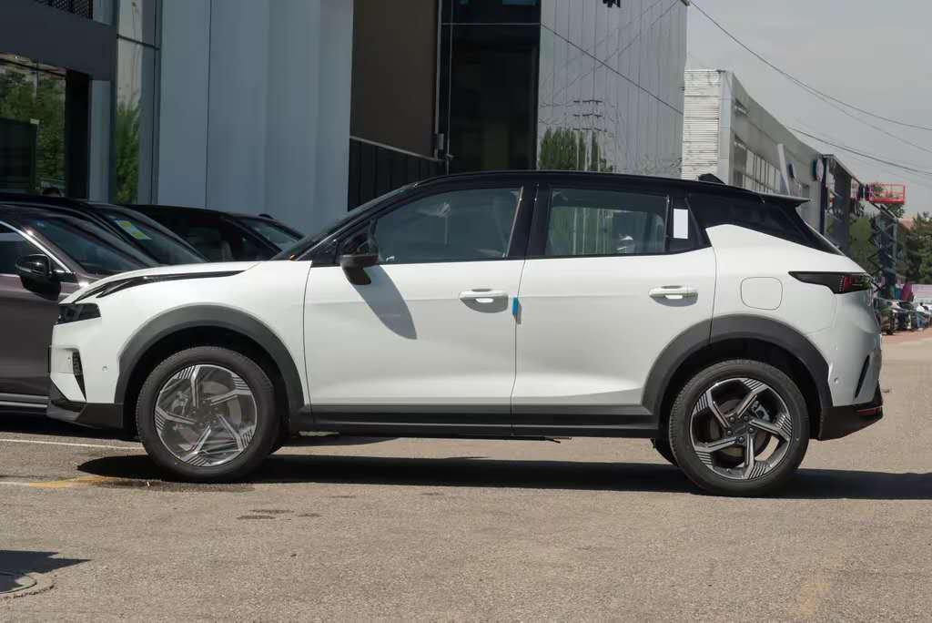 LYNK & CO 06 2026 Petrol FWD DCT 5-seater V2