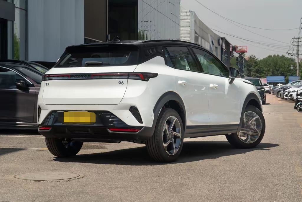 LYNK & CO 06 2026 Petrol FWD DCT 5-seater V2