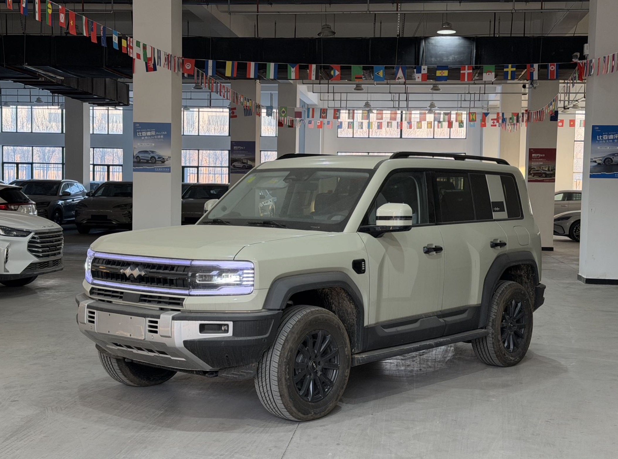 Fang Cheng Bao Leopard 5 2025 PHEV 4WD ECVT, 125km 31.8kWh LFP Battery, 5-seater V3