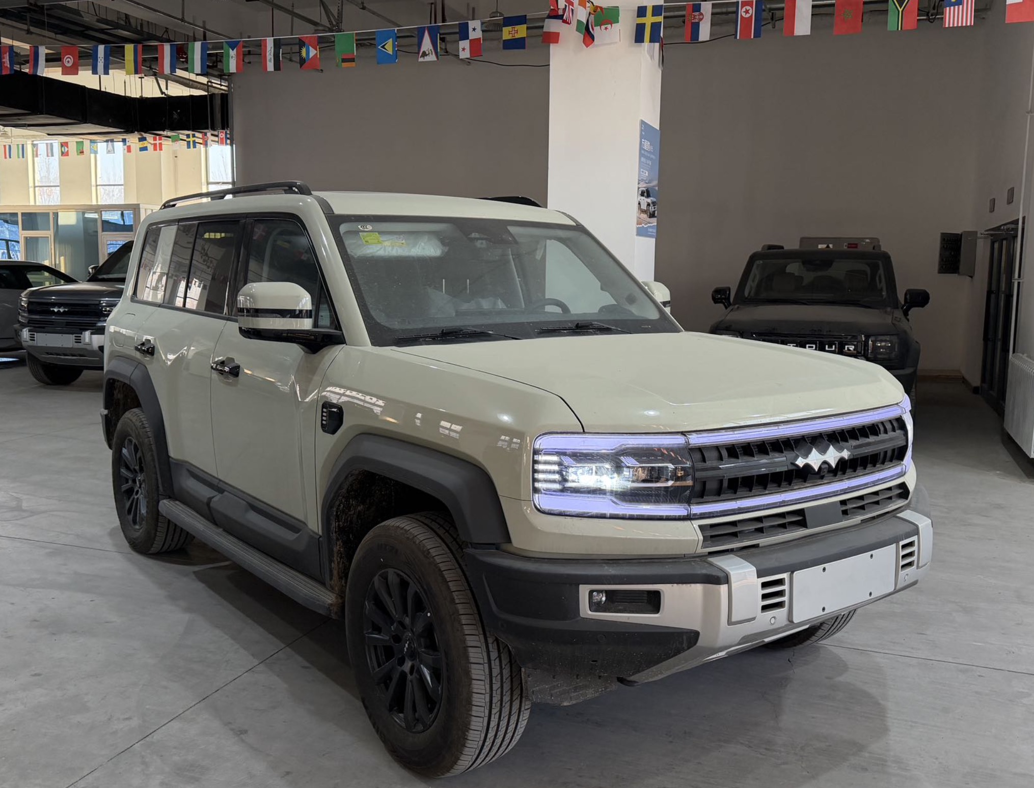 Fang Cheng Bao Leopard 5 2025 PHEV 4WD ECVT, 125km 31.8kWh LFP Battery, 5-seater V3