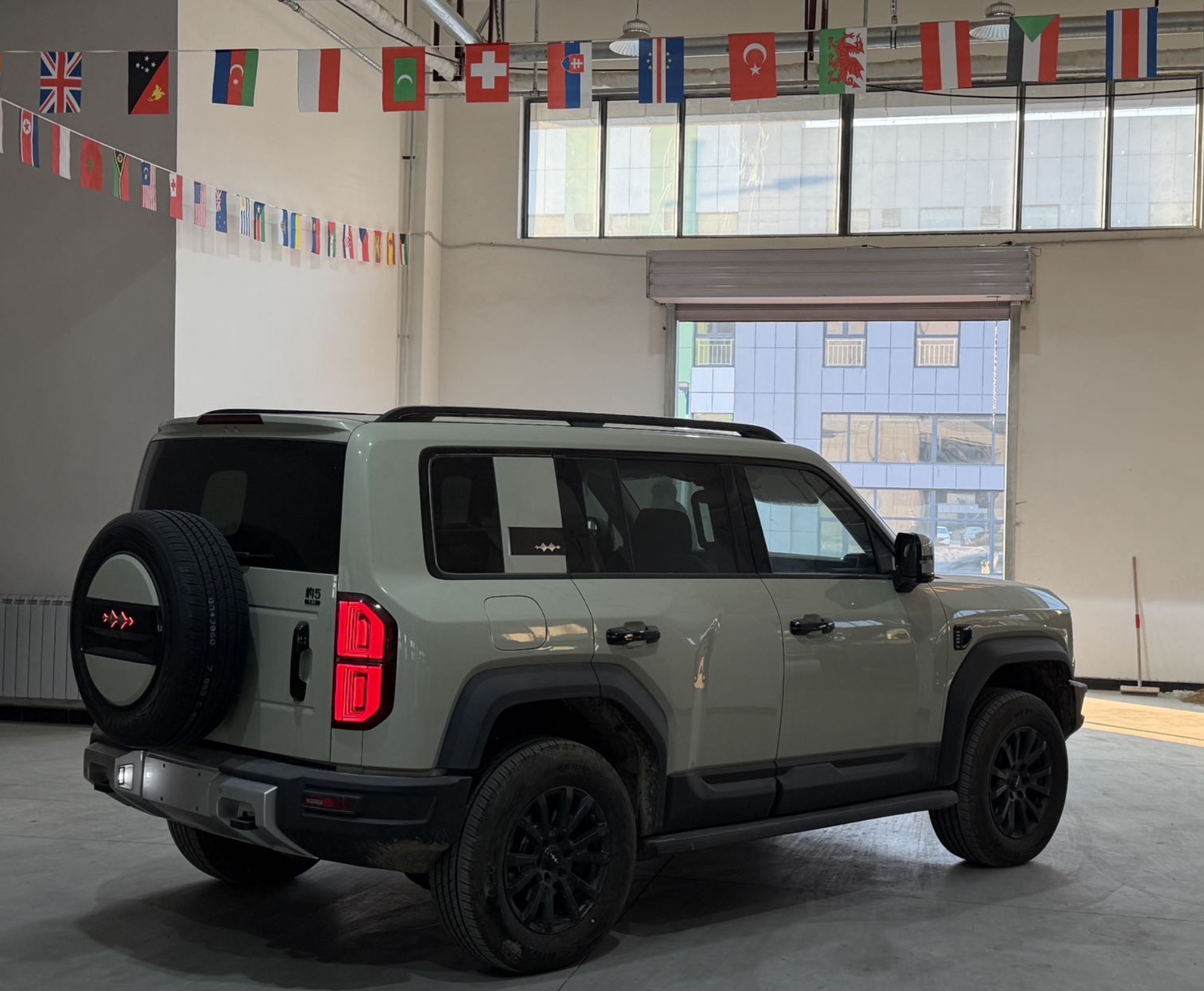 Fang Cheng Bao Leopard 5 2025 PHEV 4WD ECVT, 125km 31.8kWh LFP Battery, 5-seater V3