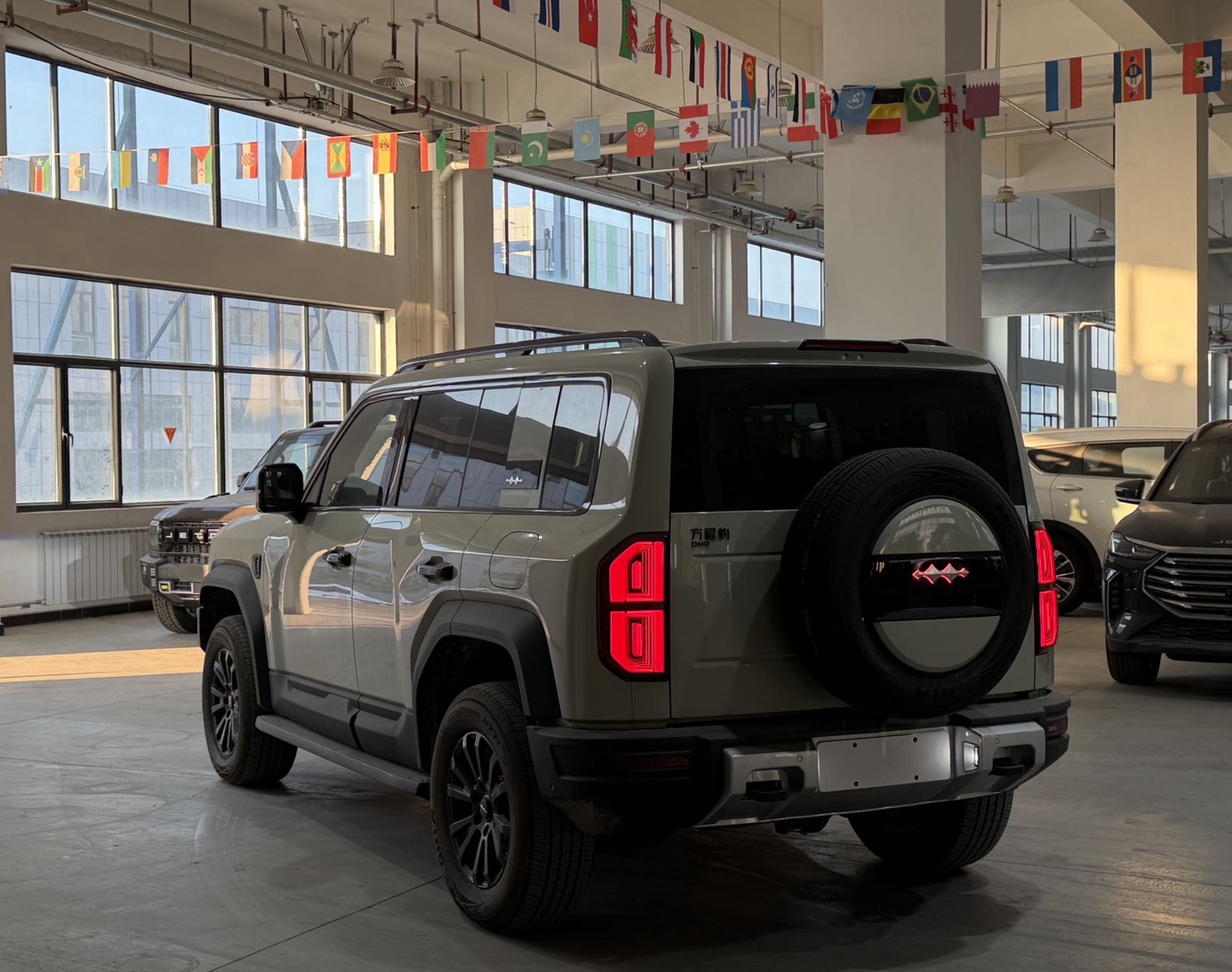 Fang Cheng Bao Leopard 5 2025 PHEV 4WD ECVT, 125km 31.8kWh LFP Battery, 5-seater V3