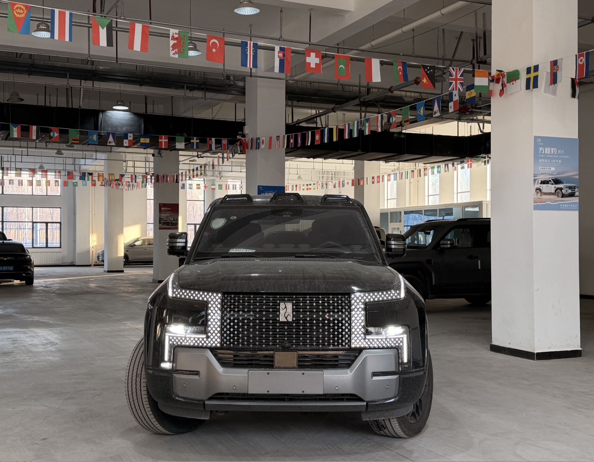 Yangwang U8 2024 EREV 4WD FGT, 120km 49.05kWh LFP Battery, 5-seater