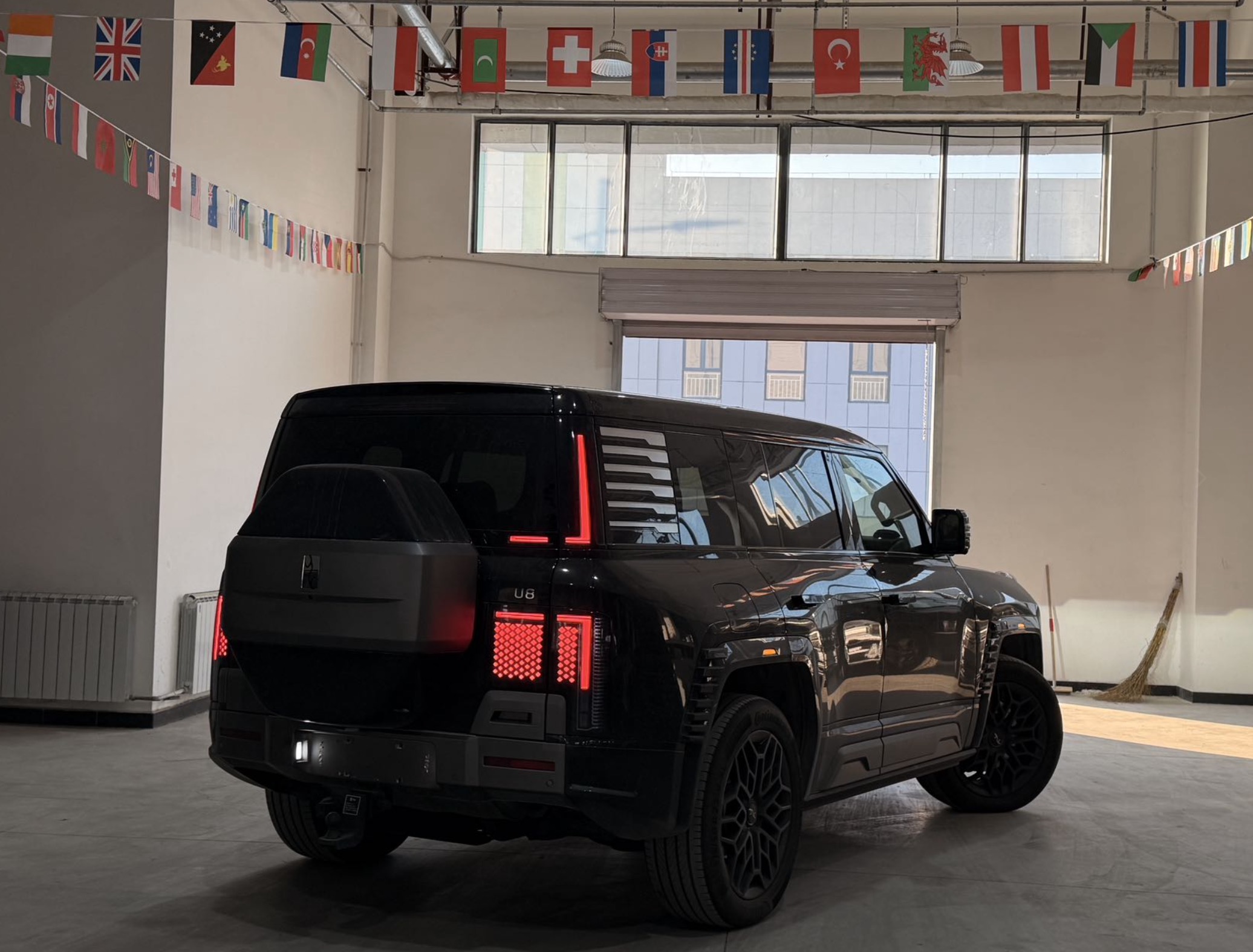 Yangwang U8 2024 EREV 4WD FGT, 120km 49.05kWh LFP Battery, 5-seater