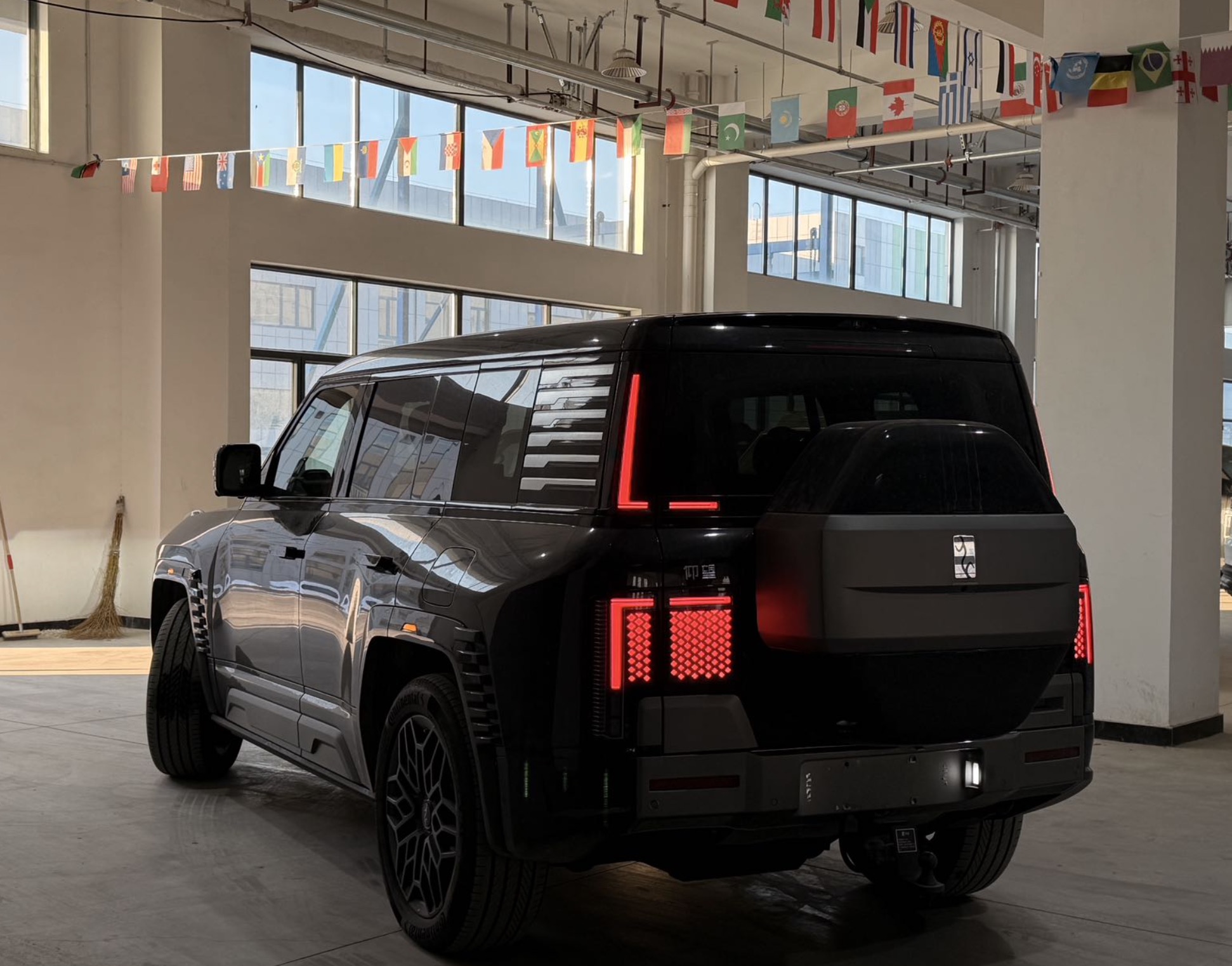 Yangwang U8 2024 EREV 4WD FGT, 120km 49.05kWh LFP Battery, 5-seater