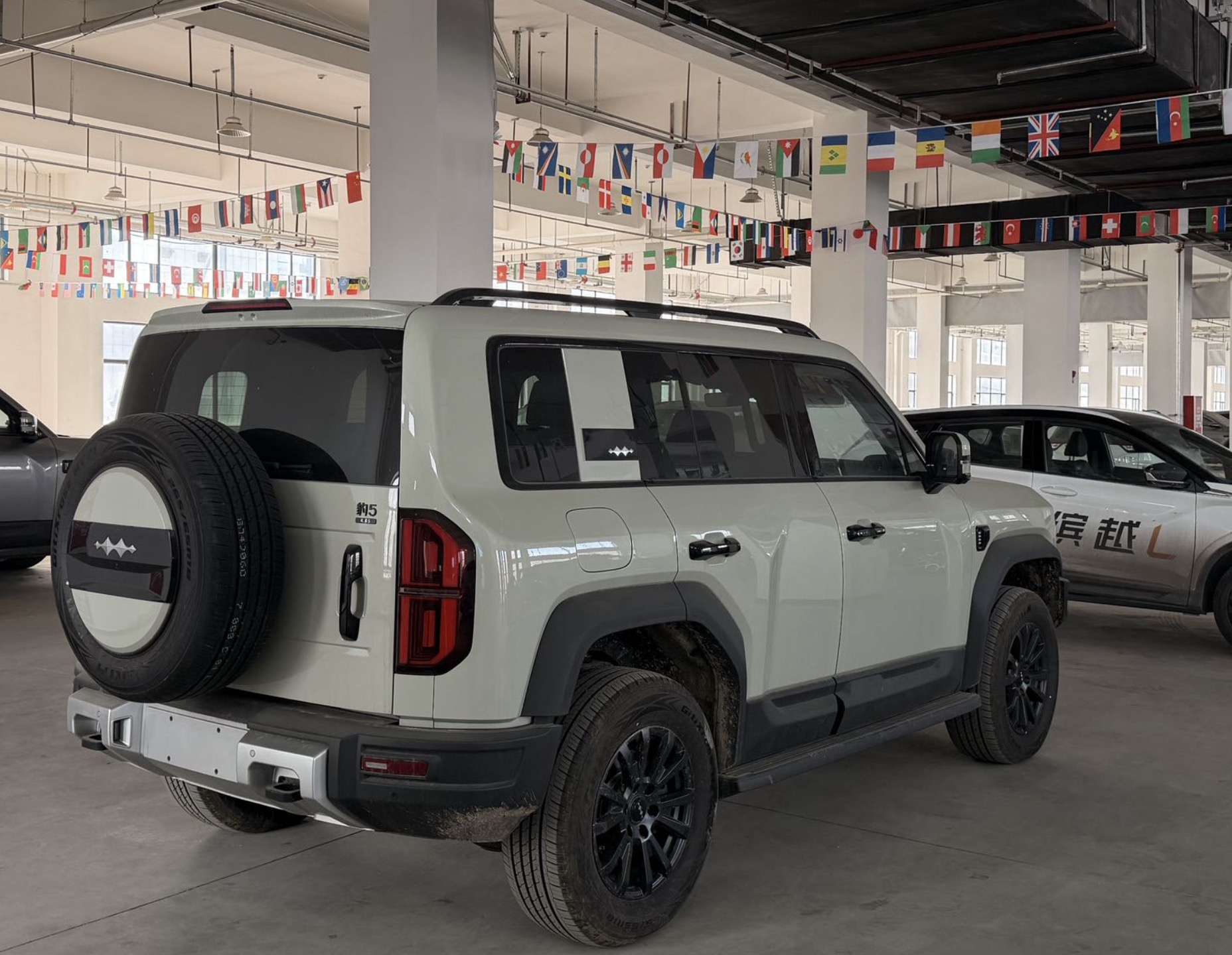 Fang Cheng Bao Leopard 5 2023 PHEV 4WD ECVT, 125km 31.8kWh LFP Battery, 5-seater V3
