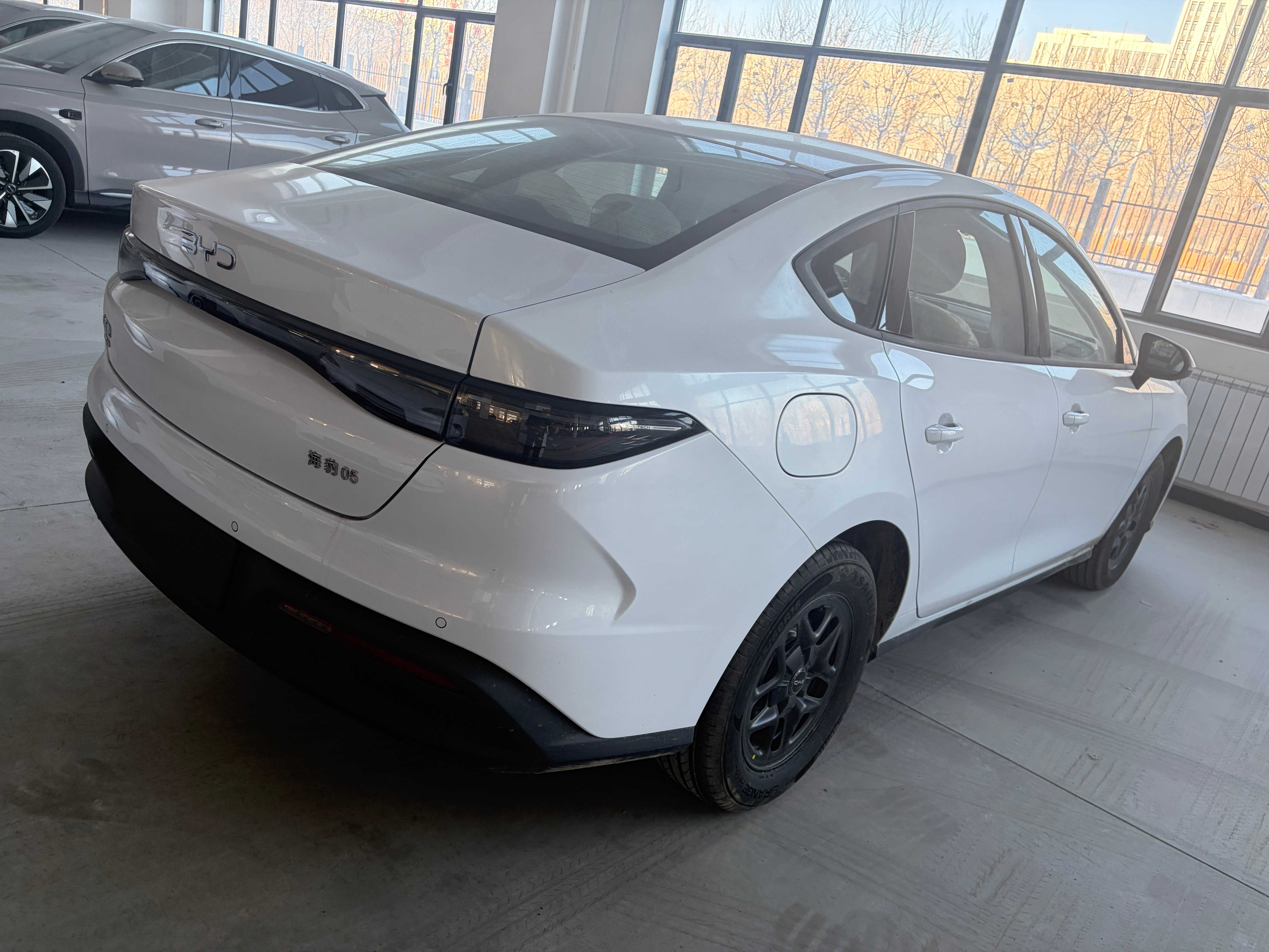 BYD Seal 05 DM-i 2025 PHEV FWD ECVT, 55km 7.68kWh LFP Battery, 5-seater V2