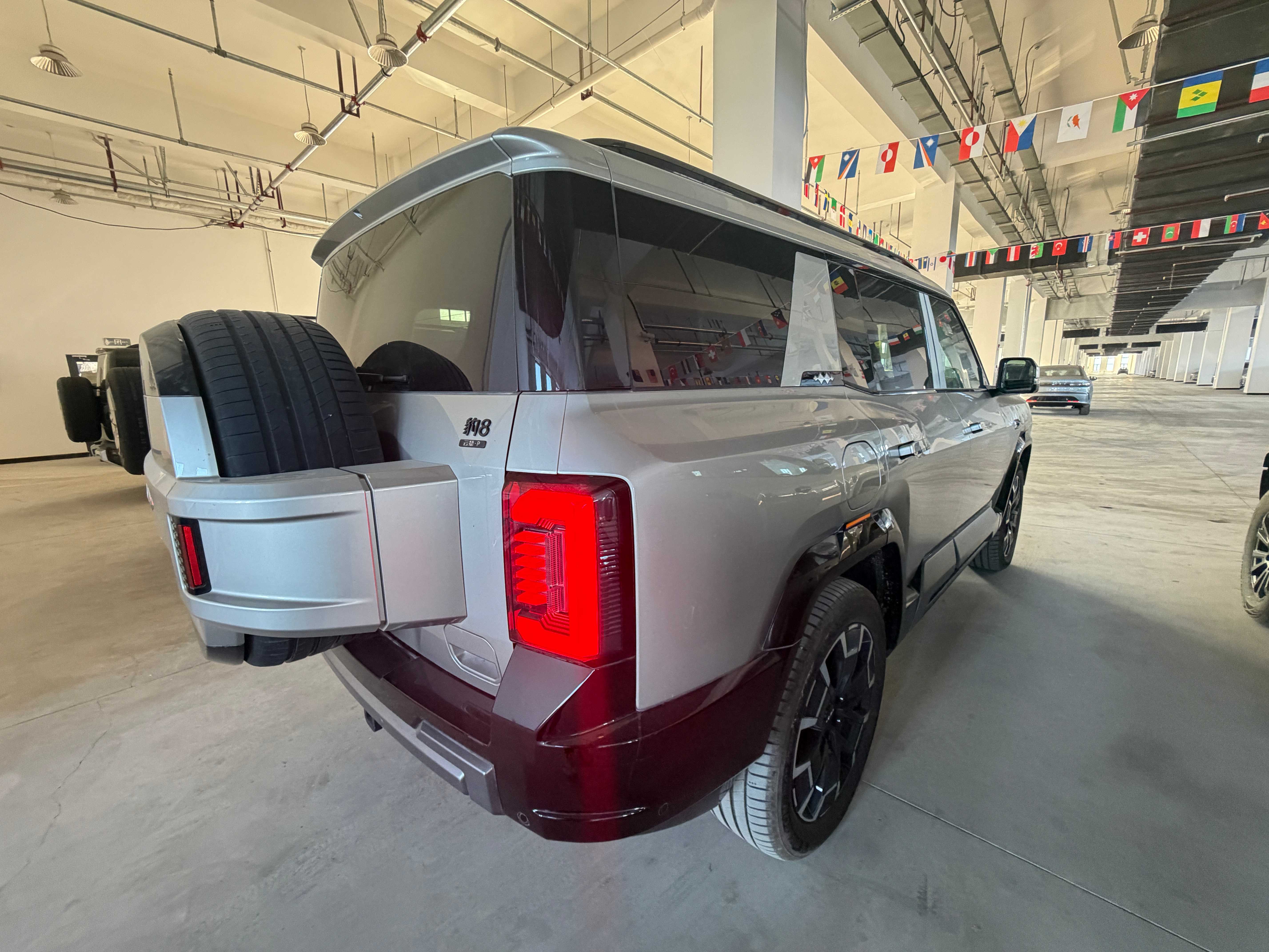 Fang Cheng Bao Leopard 8 2025 PHEV 4WD ECVT 36.8kWh LFP Battery, 6-seater V1