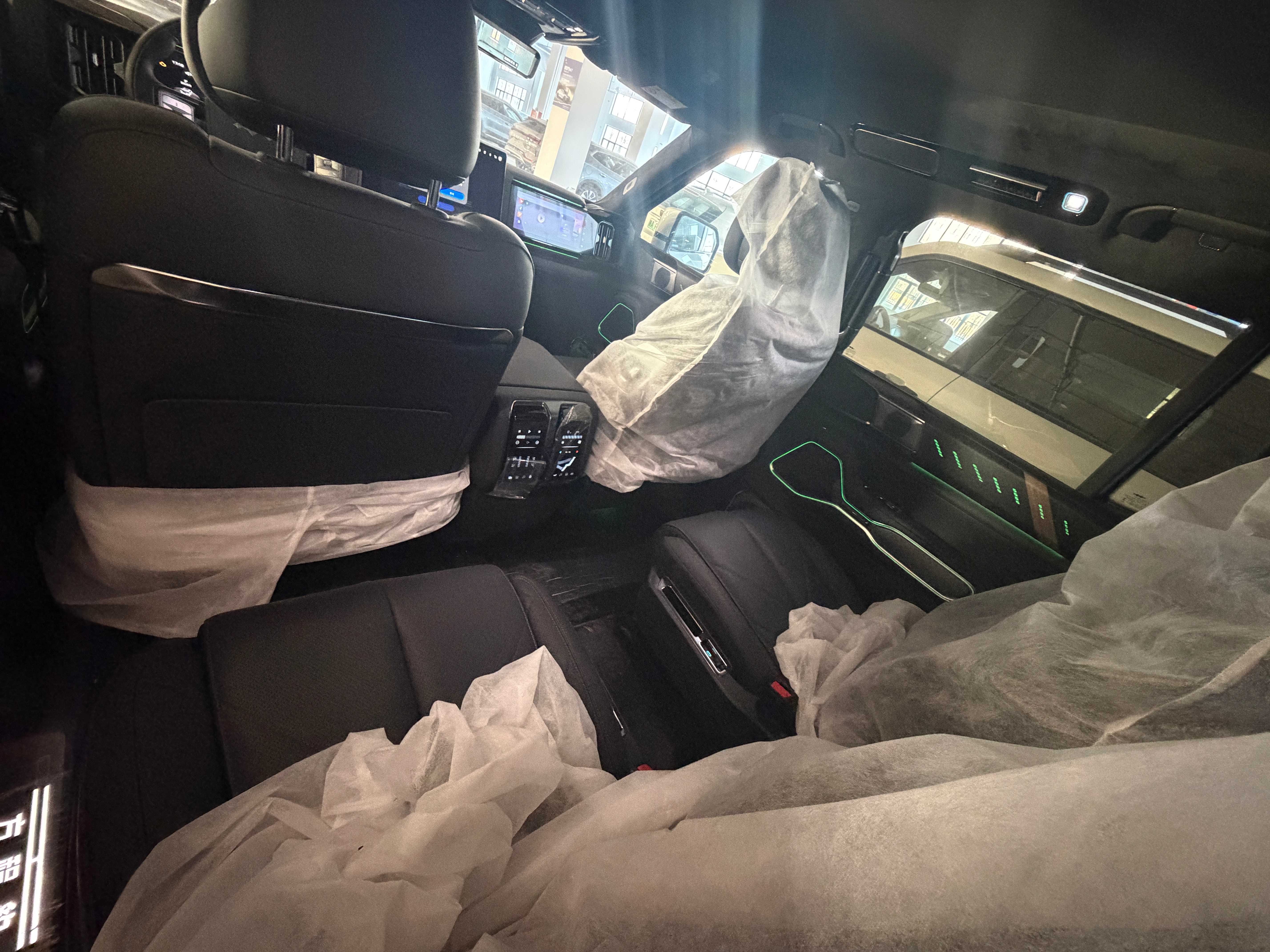 Fang Cheng Bao Leopard 8 2025 PHEV 4WD ECVT 36.8kWh LFP Battery, 6-seater V1